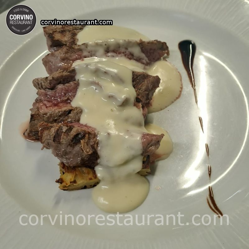 Tagliata di black angus con rosti di patate e fonduta di formaggio