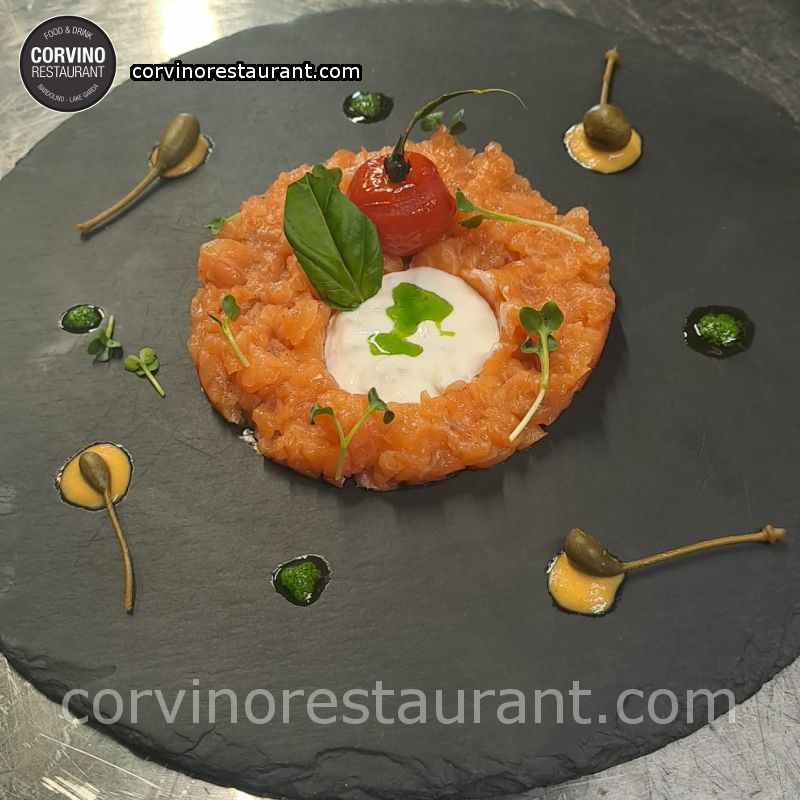 Tartare di salmone con stracciatella e olio al basilico