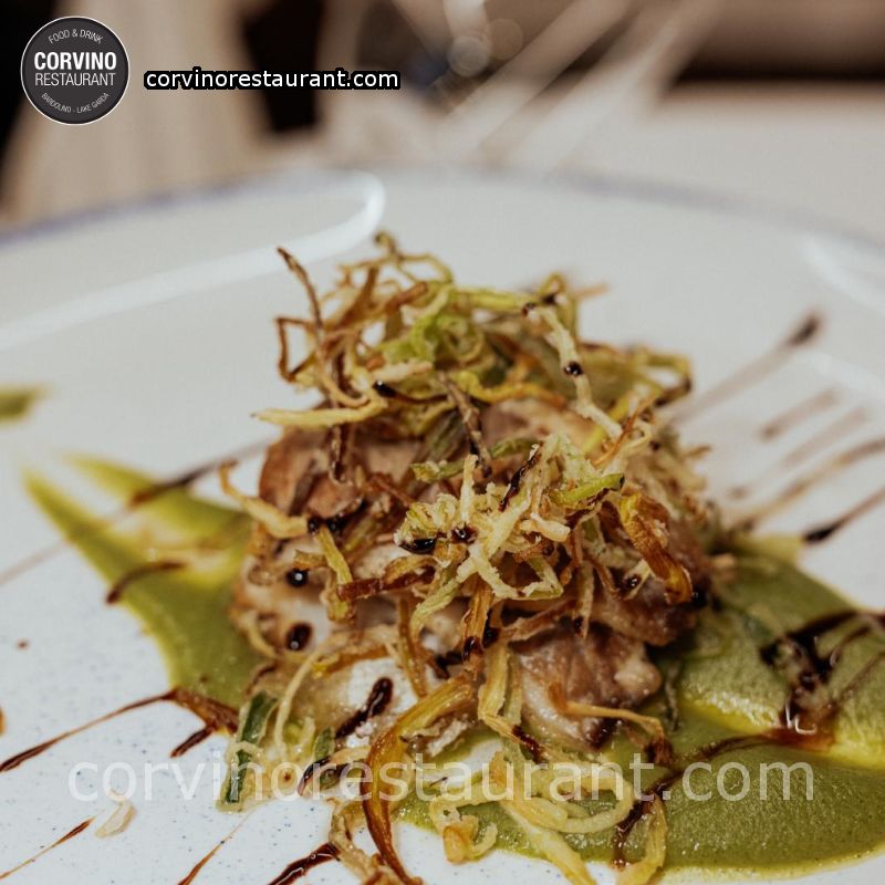 Millefoglie di branzino con porro fritto su crema di zucchine