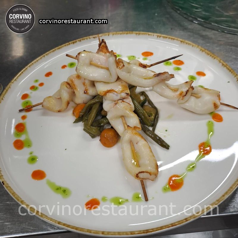 Spiedino di calamaro Patagonia con verdurine di stagione