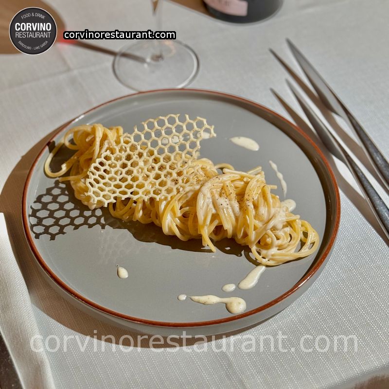 Spaghetti with cheese and pepper Spaghetti with cheese and pepper